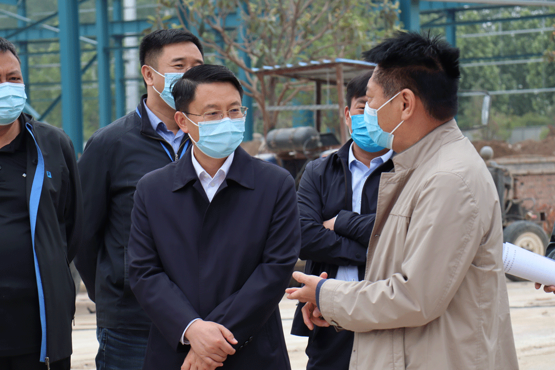  臨潁縣縣委副書記、縣長李俊偉一行到豫中新材料調研